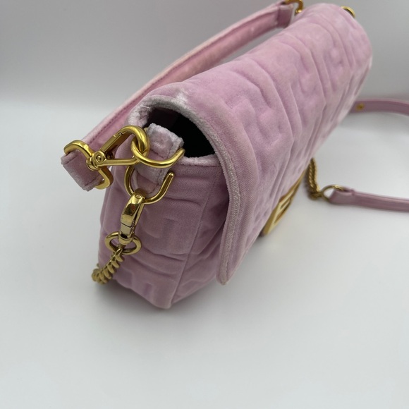 Fendi Baguette Velvet medium size Handbag In
Pink valentine limited edition - Picture 6 of 13